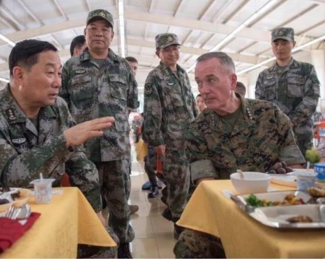 Chủ tịch Hội đồng Tham mưu trưởng Liên quân Mỹ ăn cơm với binh sĩ Chiến khu miền Bắc, quân độiTrung Quốc.