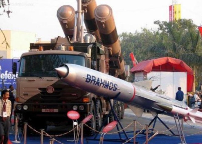 Tên lửa hành trình siêu âm BrahMos do Ấn Độ và Nga hợp tác sản xuất. Ảnh: Sina.