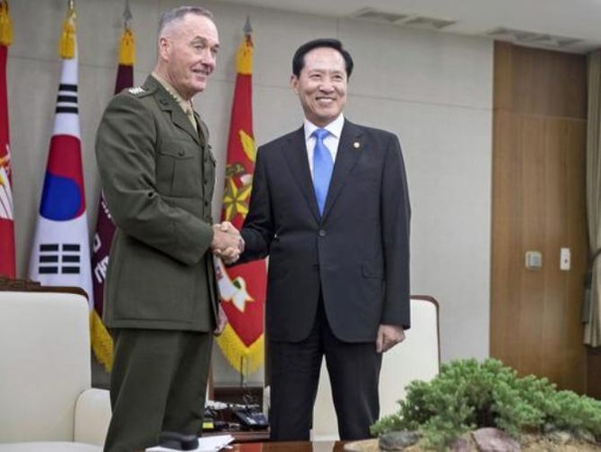 Ngày 14/8/2017, Bộ trưởng Quốc phòng Hàn Quốc Song Young-moo tiếp Chủ tịch Hội đồng Tham mưu trưởng Liên quân Mỹ tướng Joseph Dunford. Ảnh: Nikkei Asian Review.