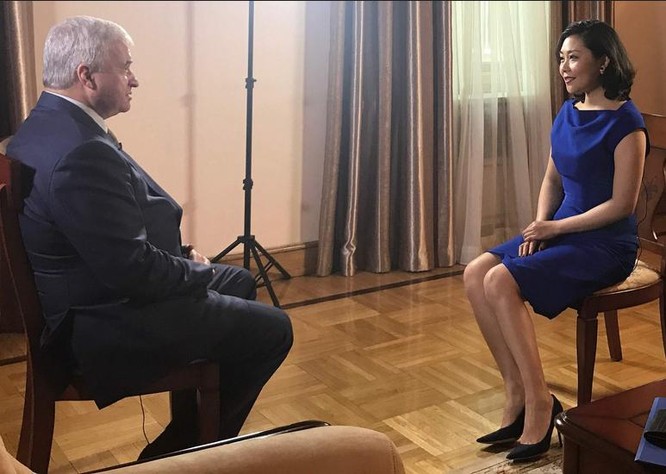Đại sứ Nga tại Trung Quốc Andrey Denisov trả lời phỏng vấn báo chí. Ảnh: CGTN.
