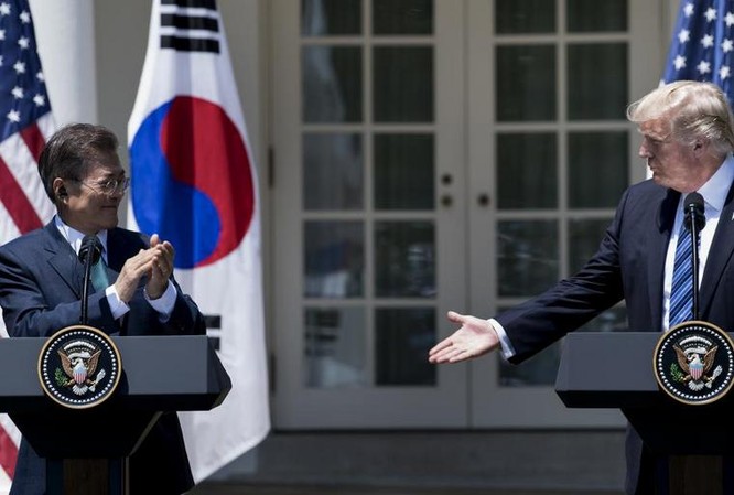 Tổng thống Hàn Quốc Moon Jae-in và Tổng thống Mỹ Donald Trump. Ảnh: Newsweek.