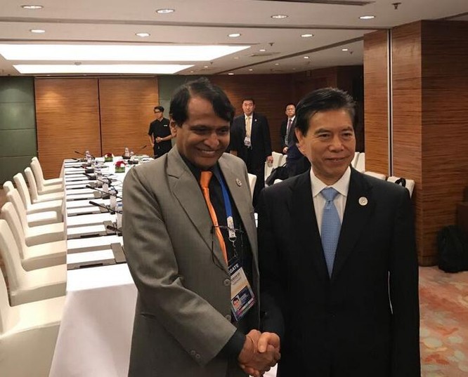 Ngày 9/9/2017, Bộ trưởng Thương mại Ấn Độ Suresh Prabhu gặp Bộ trưởng Thương mại Trung Quốc Chung Sơn bên lề Hội nghị Bộ trưởng Kinh tế ASEAN ở thủ đô Manila, Philippines. Ảnh lấy từ Twitter của ông Suresh Prabhu.