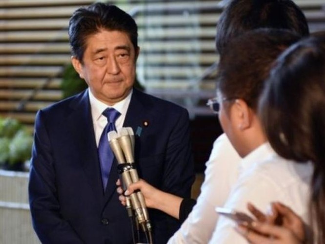 Thủ tướng Nhật Bản Shinzo Abe trả lời phỏng vấn báo chí ngày 15/9/2017. Ảnh: EPA.