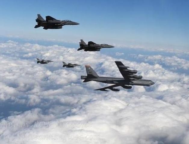 Máy bay ném bom chiến lược B-52 Mỹ trên bầu trời bán đảo Triều Tiên. Ảnh: War.163.com