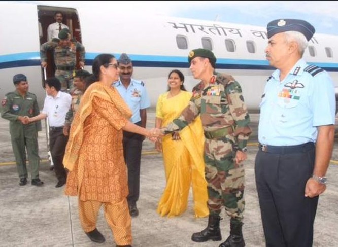 Bộ trưởng Quốc phòng Ấn Độ bà Nirmala Sitharaman đến khu vực biên giới Ấn - Trung. Ảnh: The New Indian Express.