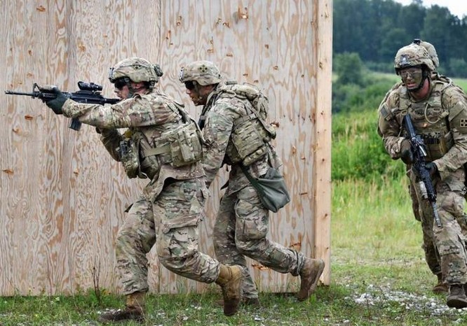 Bộ binh Mỹ trong tiến hành huấn luyện chiến thuật. Ảnh: Cankao.