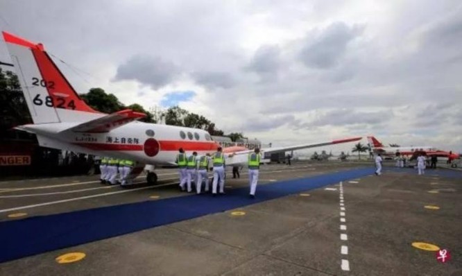 Ngày 27/3/2017, Nhật Bản bàn giao 2 máy bay huấn luyện TC-90 cho Philippines. Ảnh: Zaobao.