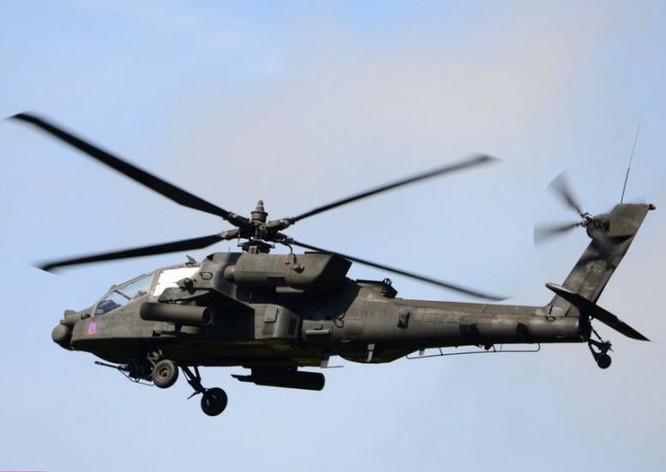 Máy bay trực thăng vũ trang AH-64 Apache thuộc lữ đoàn chiến đấu đường không 12, Lục quân Mỹ tiến hành huấn luyện bay chiến đấu. Ảnh: Cankao.