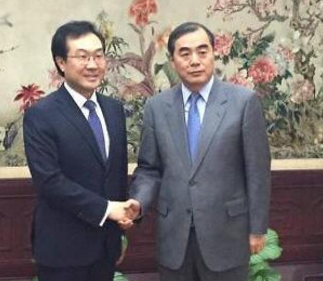 Trưởng đoàn đàm phán 6 bên của Hàn Quốc ông Lee Do-hoon và của Trung Quốc ông Khổng Huyễn Hựu. Ảnh: Ajunews.