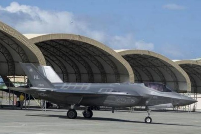 Máy bay chiến đấu F-35A được trung chuyển qua căn cứ không quân Hickam, Hawaii, chuẩn bị đến Okinawa. Ảnh: Sina.
