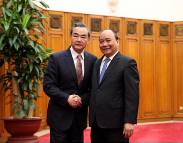 Thủ tướng Nguyễn Xuân Phúc tiếp Bộ trưởng Ngoại giao Trung Quốc Vương Nghị. Ảnh: Trang tin Bộ Ngoại giao Trung Quốc.