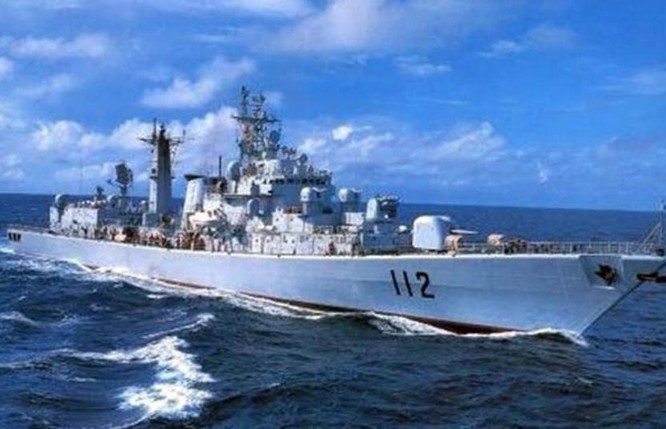 Tàu khu trục Cáp Nhĩ Tân số hiệu 112 Type 052, Hạm đội Bắc Hải, hải quân Trung Quốc là tàu khu trục săn ngầm chuyên nghiệp. Ảnh: Sohu.