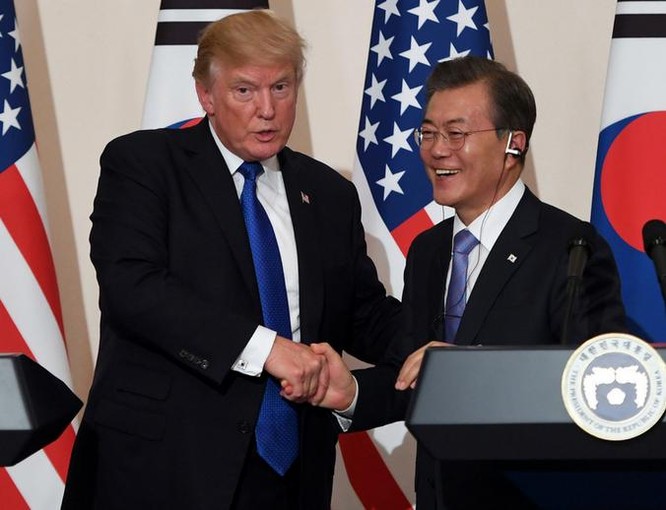 Tổng thống Mỹ Donald Trump và Tổng thống Hàn Quốc Moon Jae-in. Ảnh: Firstpost.