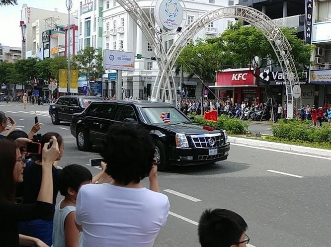 Hình ảnh người dân chào đón ông Donald Trump tại Đà Nẵng.