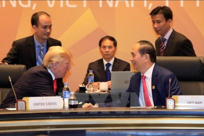 Tổng thống Mỹ Donald Trump và Chủ tịch nước Trần Đại Quang ngồi cạnh nhau tại Hội nghị Cấp cao APEC 2017.