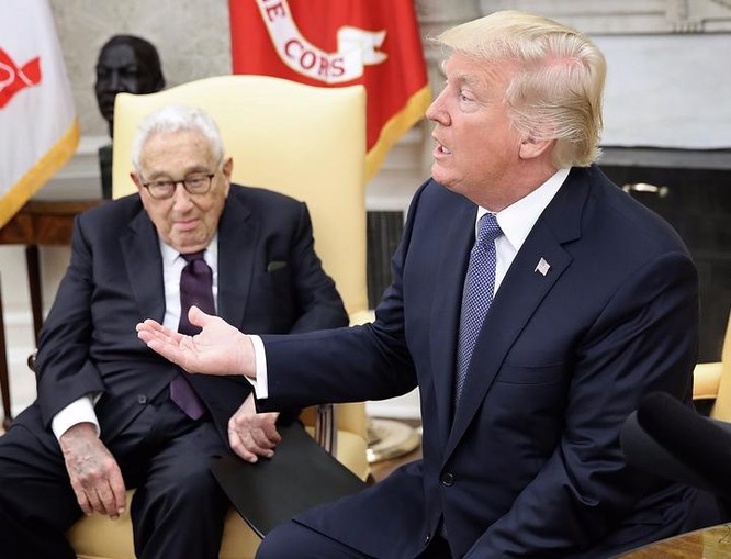 Cựu Ngoại trưởng ỹ Henry Kissinger và Tổng thống Mỹ Donald Trump. Ảnh: Business Insider.