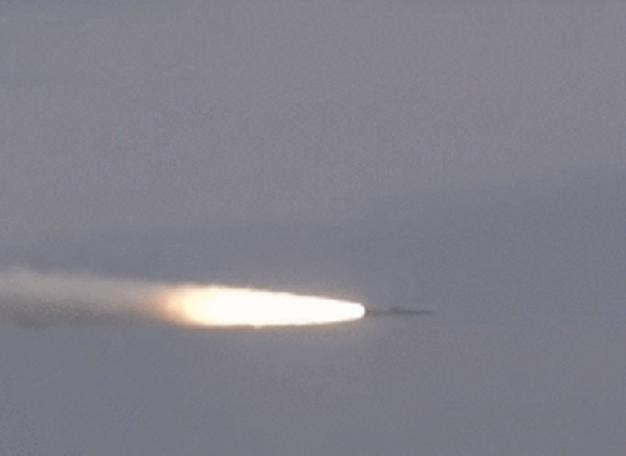 Tên lửa hành trình siêu âm BrahMos-A lần đầu tiên phóng thành công từ máy bay chiến đấu Su-30MKI. Ảnh: Guancha.