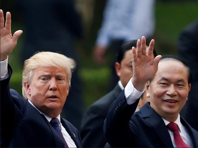 Tổng thống Mỹ Donald Trump và Chủ tịch nước Trần Đại Quang tại Hà Nội ngày 12/11/2017. Ảnh: Reuters/Dwnews.