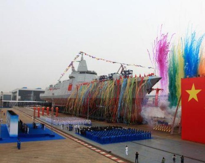 Tàu khu trục Type 055 đầu tiên của Trung Quốc hạ thủy ngày 28/6/2017. Ảnh: Sohu.