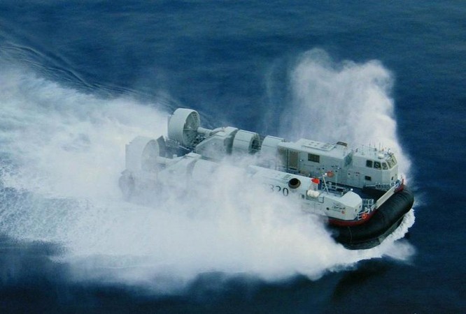 Tàu đổ bộ đệm khí Type 726 Trung Quốc.