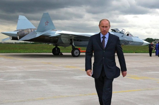 Năm 2010, Tổng thống Nga Vladimir Putin thị sát máy bay chiến đấu Su-57. Ảnh: Business Insider.