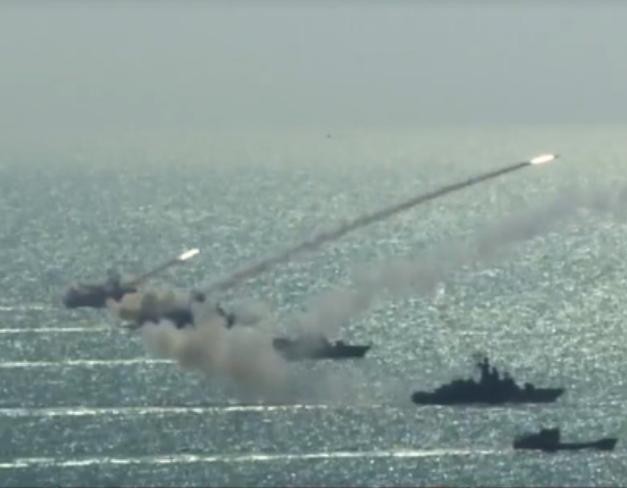 Ba tàu tên lửa lớp Molniya của hải quân Việt Nam phóng loạt 3 tên lửa chống hạm Uran-E.