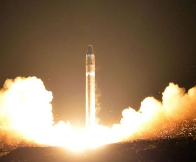 Ngày 29/11/2017, Triều Tiên phóng thử tên lửa đạn đạo xuyên lục địa Hwasong-15. Ảnh: KCNA.