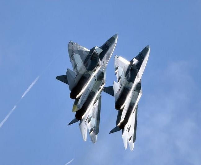 Máy bay chiến đấu tàng hình Su-57 bay biểu diễn. Ảnh: Cankao.