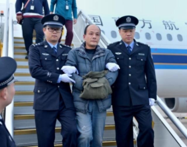 Chu Ký Dương, một kẻ đào tẩu ra nước ngoài bị cảnh sát Trung Quốc bắt về nước. Ảnh: Sina.