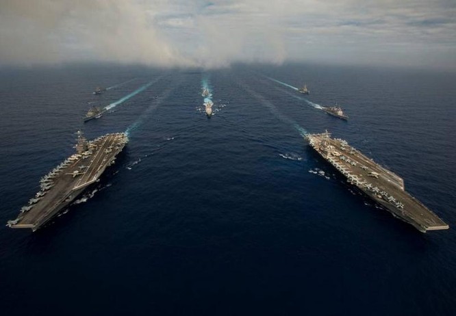 Cụm tấn công hai tàu sân bay USS John C. Stennis và USS Ronald Reagan của hải quân Mỹ trên vùng biển Philippines. Ảnh: The Japan Times.