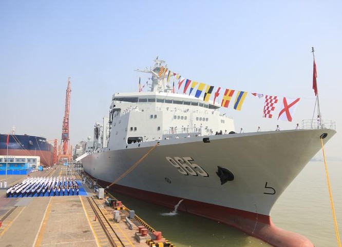 Tàu tiếp tế cỡ lớn Hô Luân Hồ số hiệu 965 Type 901 biên chế cho hải quân Trung Quốc ngày 1/9/2017. Ảnh; Guancha.