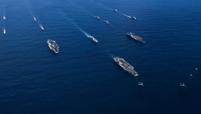Ba cụm tấn công tàu sân bay hải quân Mỹ gồm USS Ronald Reagan, USS Theodore Roosevelt và USS Nimitz cùng với tàu chiến Lực lượng Phòng vệ Biển Nhật Bản ở Tây Thái Bình Dương. Ảnh: Business Insider.