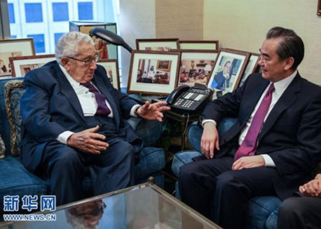 Cựu Ngoại trưởng Mỹ Henry Kissinger và Ngoại trưởng Trung Quốc Vương Nghị. Ảnh: Xinhuanet.