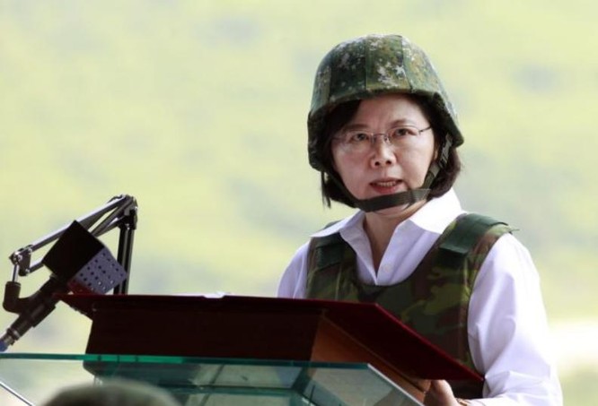 Nhà lãnh đạo Đài Loan bà Thái Anh Văn thị sát một cuộc tập trận ở miền nam Đài Loan.