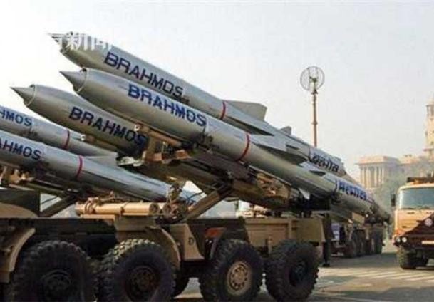 Tên lửa hành trình siêu âm BrahMos Ấn Độ. Ảnh: Sina.