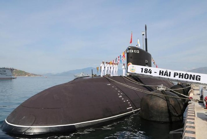 Tàu ngầm thông thường HQ-184 Hải Phòng của Hải quân Việt Nam, mua của Nga. Ảnh: Sina.