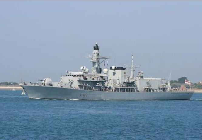 Tuần tra Biển Đông, chiến hạm Anh bị 16 tàu chiến Trung Quốc bao vây ảnh 1