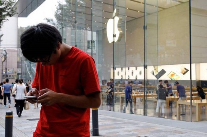 Apple thừa nhận đã không nói với người dùng về việc làm chậm iPhone - Ảnh 1