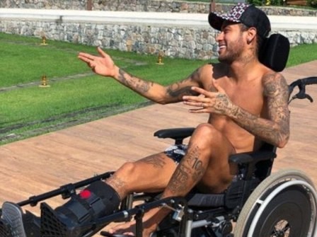 Neymar mang họa vì mạo phạm nhà vật lý thiên tài Stephen Hawking! - Ảnh 1