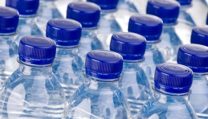 Phát hiện bất ngờ: Hầu hết nước đóng chai có chứa các hạt nhựa siêu nhỏ - Ảnh 1