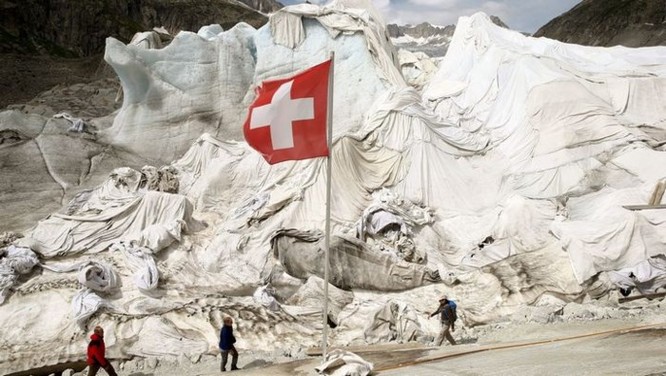 Dân Thụy Sỹ 'đắp chăn' cho sông băng để ngăn tình trạng băng tan chảy - Ảnh 1