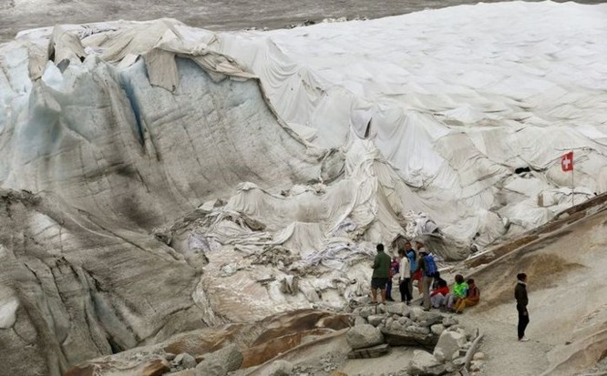 Dân Thụy Sỹ 'đắp chăn' cho sông băng để ngăn tình trạng băng tan chảy - Ảnh 2