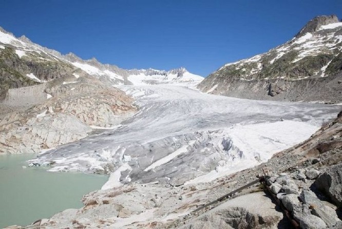 Dân Thụy Sỹ 'đắp chăn' cho sông băng để ngăn tình trạng băng tan chảy - Ảnh 5
