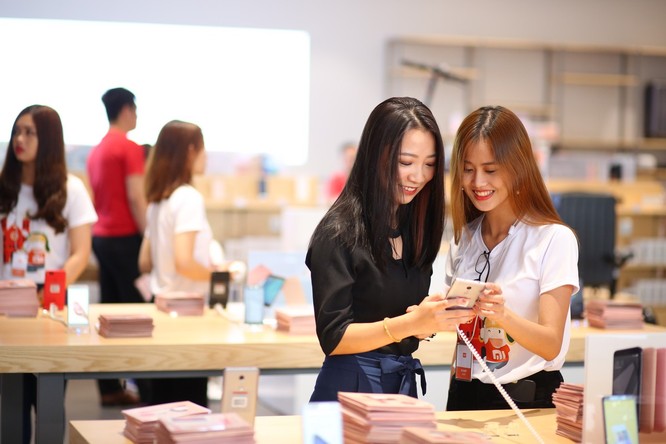 Xiaomi khai trương Mi Store lớn nhất khu vực tại TP.HCM ảnh 1