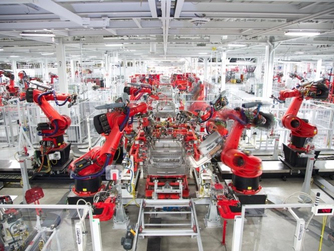 Elon Musk hối tiếc vì dùng quá nhiều robot sản xuất Model 3, thừa nhận quá coi thường con người ảnh 2