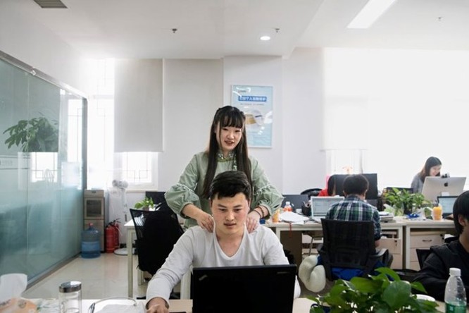 Startup Trung Quốc: chỉ tuyển gái xinh, cao trên 1m57 mát-xa cho lập trình viên nam, lương 1.000 USD ảnh 1