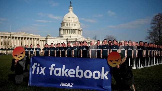 Hàng loạt người biểu tình đeo mặt nạ Zuckerberg và áo phông 'Fix Fakebook' tại Anh ảnh 1