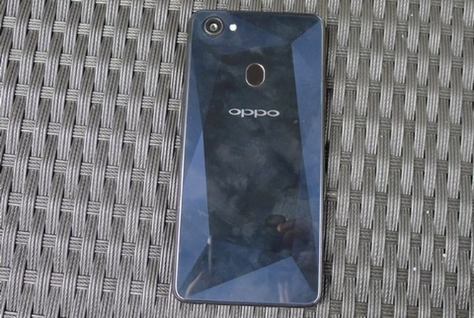 Oppo F7 có thêm phiên bản màu kim cương đen ảnh 4
