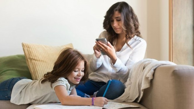 Nghiên cứu: smartphone khiến các phụ huynh ít quan tâm hơn tới con cái ảnh 2
