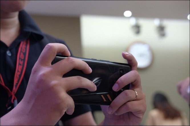 Hình ảnh chi tiết ROG Phone, smartphone chơi game đầu tiên của Asus ảnh 4